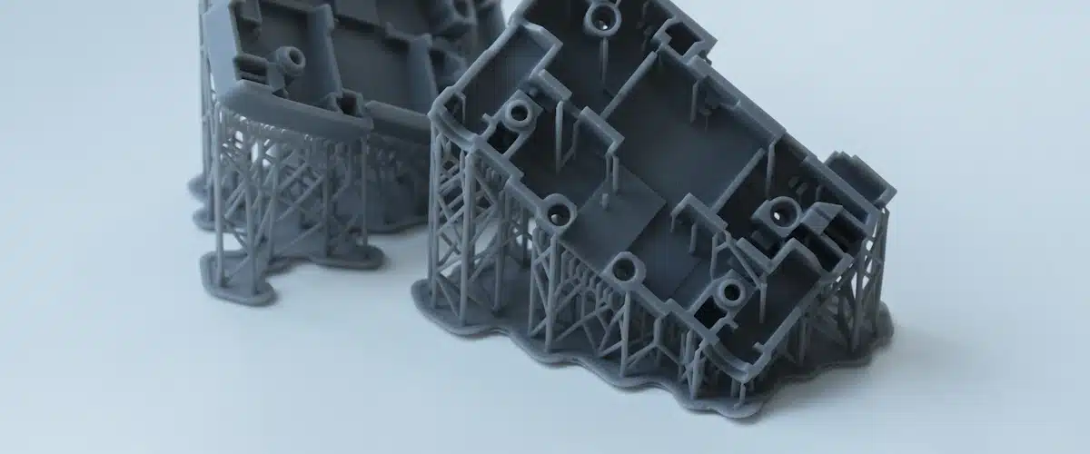 Fabricación aditiva: qué es la impresión 3D industrial y para qué se utiliza 7 Prototipos grises de resina con soportes finos tras una impresión tridimensional