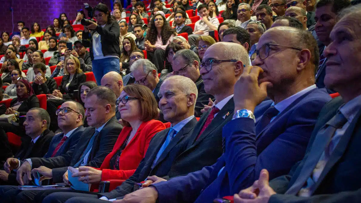 Público sentado en una conferencia empresarial mientras escucha una presentación