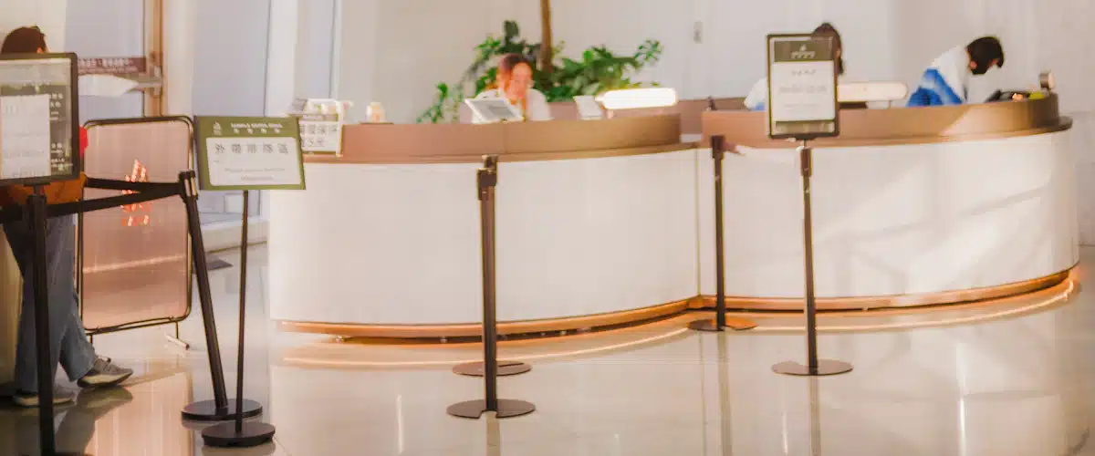 Inteligencia artificial: qué es, cómo funciona y cómo transforma empresas y empleo 7 Recepción de hotel luminosa con personal atendiendo en un mostrador
