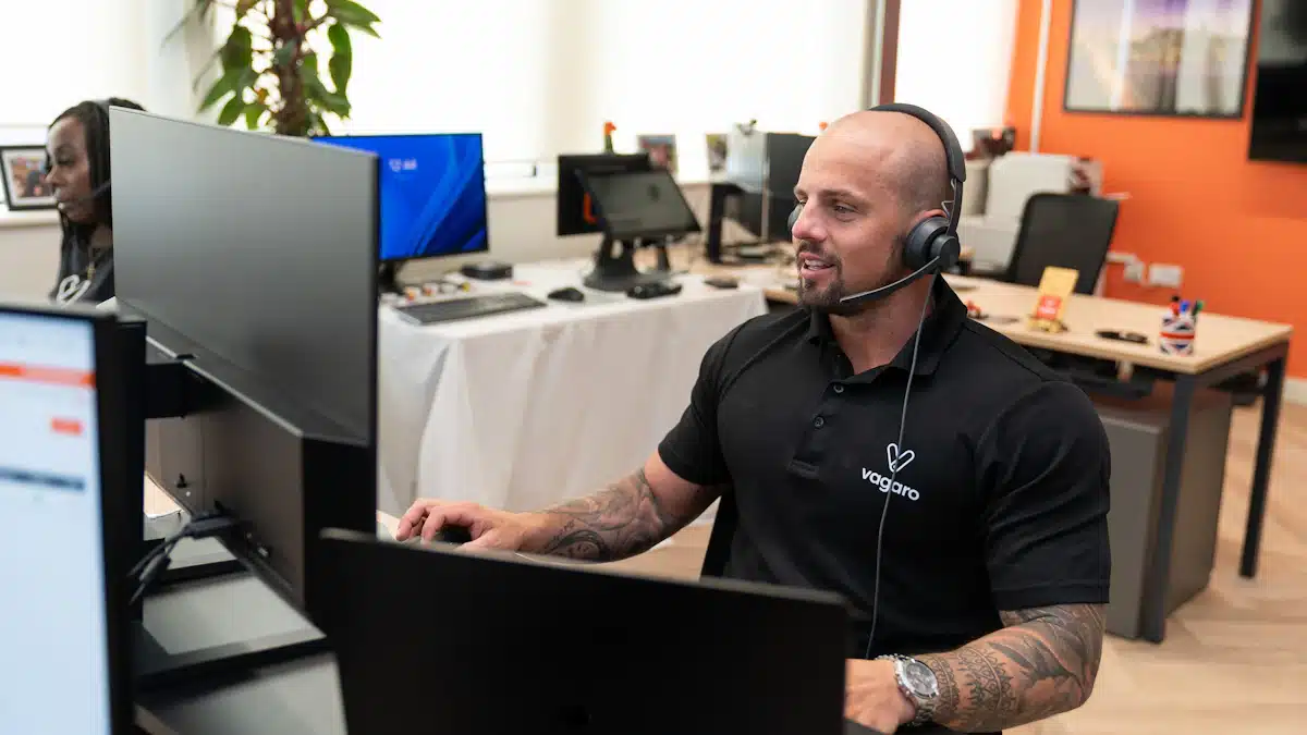 Atención al cliente: 7 estrategias para mejorar la experiencia 2 Representante de atención al cliente con auriculares frente a su ordenador de trabajo