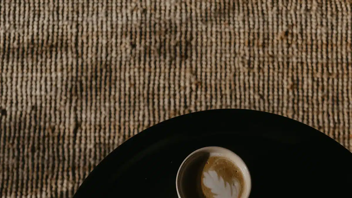 Diseño editorial: cómo planificar una publicación profesional 5 Revista abierta sobre una mesa con una taza de café cercana