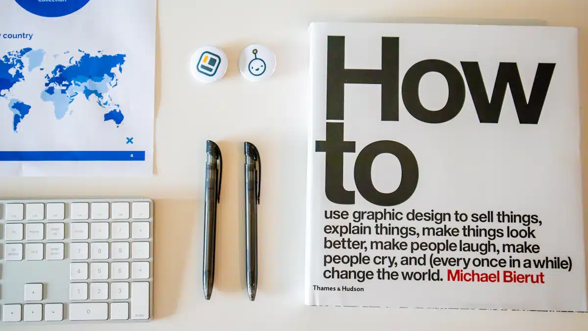 Diseño editorial: cómo planificar una publicación profesional 4 Revista de diseño junto a un teclado durante la planificación del trabajo