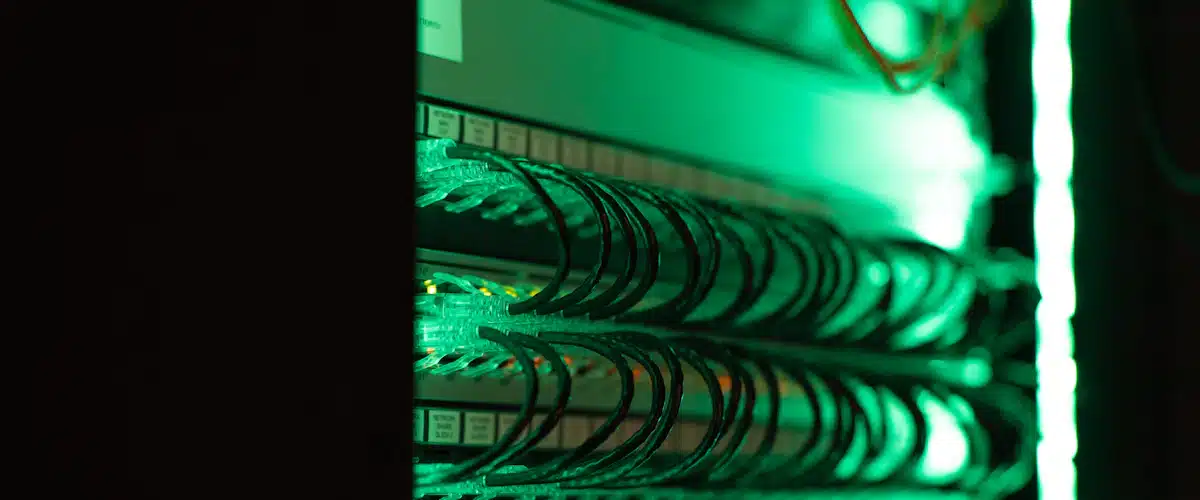Virtualización: qué es, cómo funciona y sus ventajas para empresas 6 Servidor físico instalado en rack con componentes activos de procesamiento
