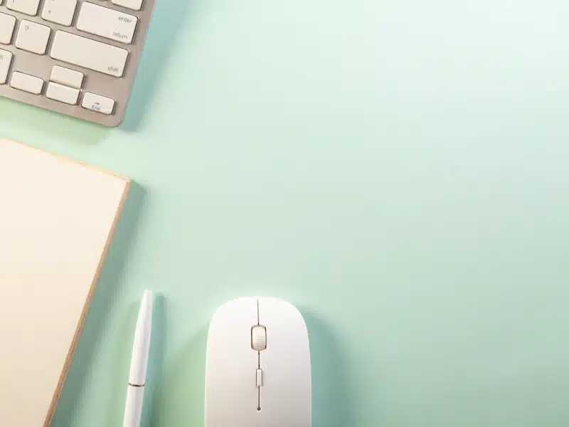 Email marketing: estrategias para captar y fidelizar clientes 3 Teclado y cuaderno sobre una mesa preparados para planificar nuevos suscriptores