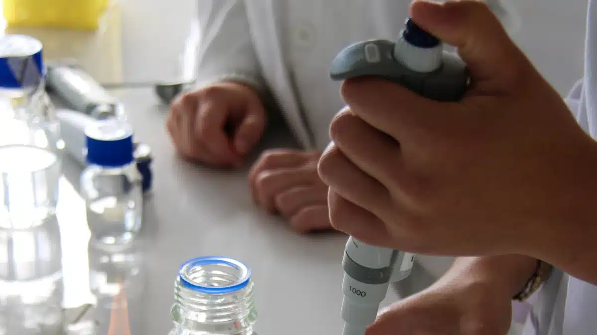 Educación ambiental: qué es, ejemplos y salidas profesionales 5 Técnico de laboratorio maneja una pipeta para analizar muestras líquidas