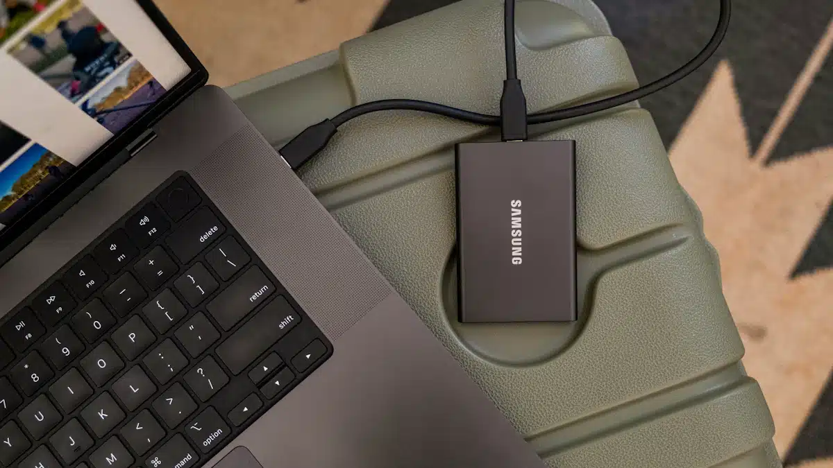 Copias de seguridad: tipos y estrategias para recuperar datos 5 Unidad de almacenamiento externa conectada mediante cable a un ordenador portátil