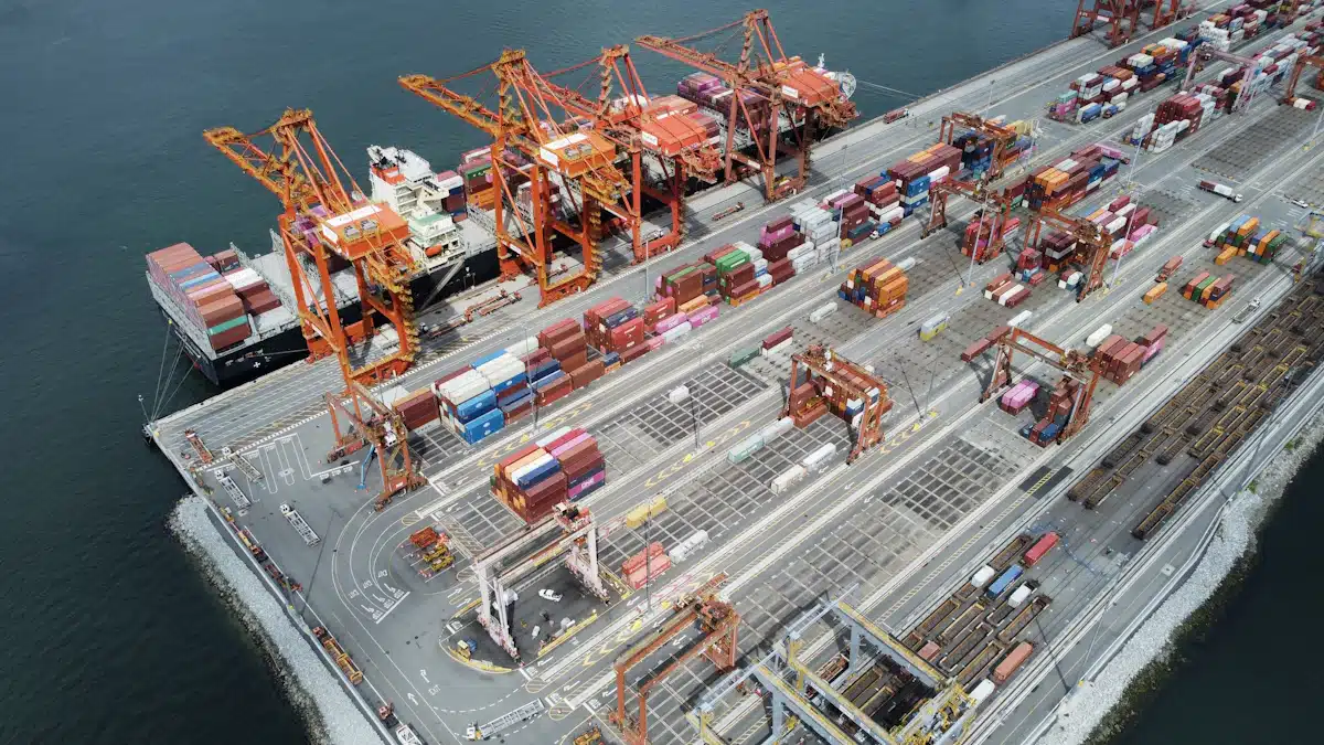 Comercio internacional: cómo funciona y qué oportunidades ofrece a las empresas 2 Vista aérea de un buque comercial entre grúas y contenedores portuarios