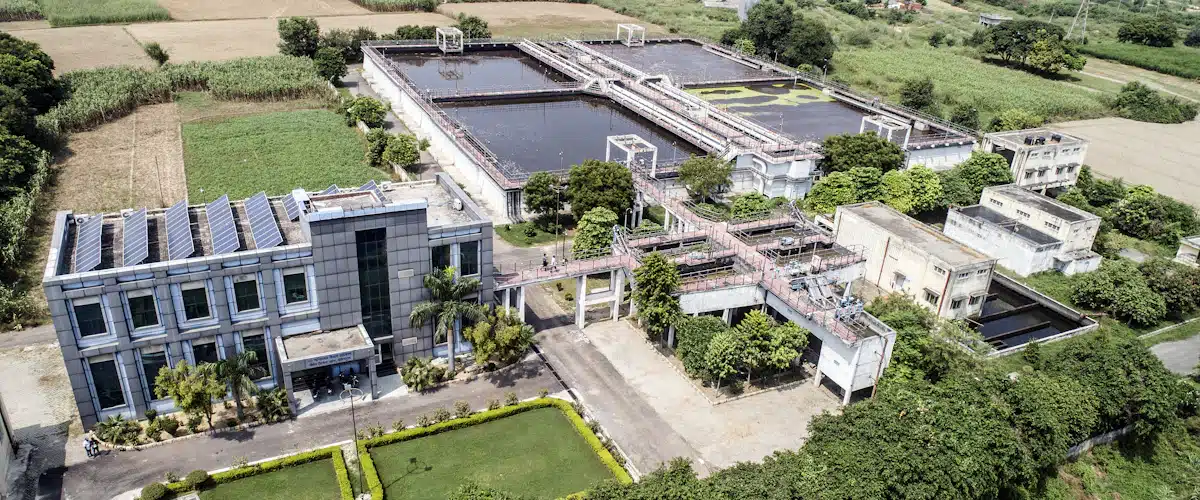 Salud ambiental: cómo la química ayuda a prevenir los riesgos de la contaminación 6 Vista aérea de una planta de depuración de aguas residuales