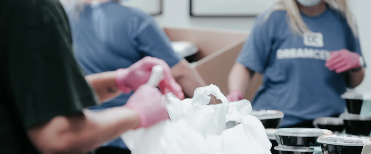 Seguridad alimentaria: controles y medidas para garantizar la calidad de los alimentos 7 Voluntarios con guantes clasifican y embolsan alimentos sobre mesas de trabajo